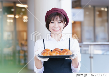 パン屋さんのスタッフ 87253739