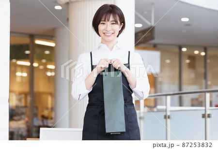 販売員の女性 販売員の女性 87253832
