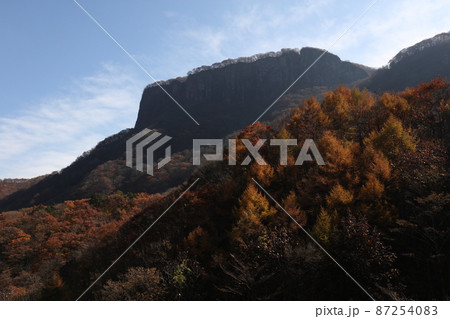 紅葉に包まれた荒船山 87254083