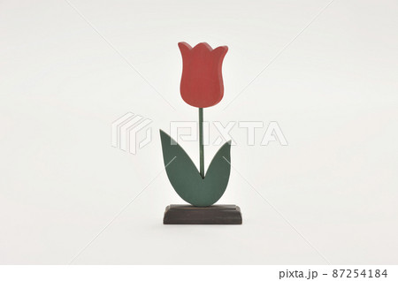 木製のチューリップのオブジェ 87254184