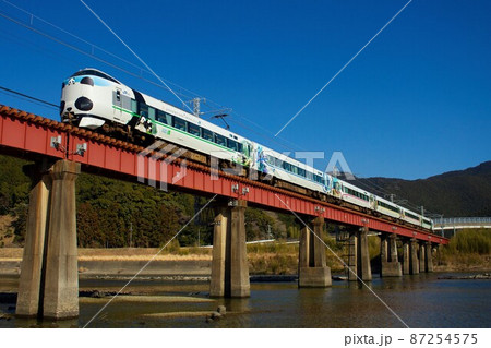 日置川の鉄橋を渡る パンダくろしお号 87254575