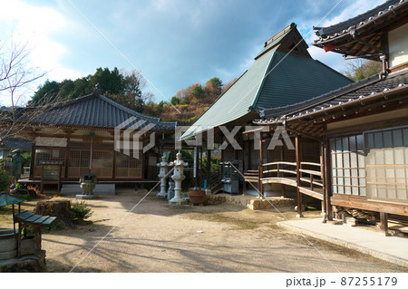 【瀬戸内三十三観音霊場】第二十八番　北之坊満福寺境内の初冬の風景　広島県尾道市御調町 87255179