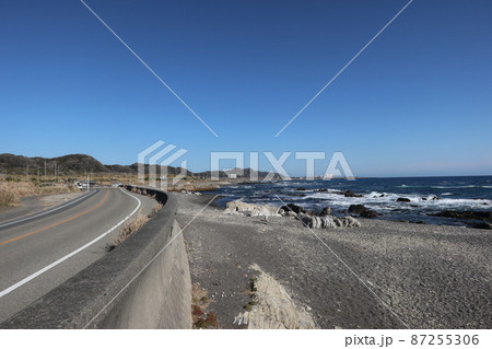 千葉県南房総市　白浜の海岸と国道410号 87255306