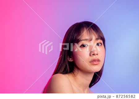女性のカラフルなポートレート 87256582