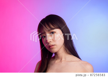 女性のカラフルなポートレート 女性のカラフルなポートレート 87256583
