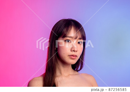 女性のカラフルなポートレート 女性のカラフルなポートレート 87256585