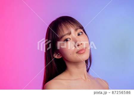 女性のカラフルなポートレート 女性のカラフルなポートレート 87256586
