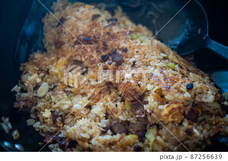炒飯を作る 炒飯を作る 87256639