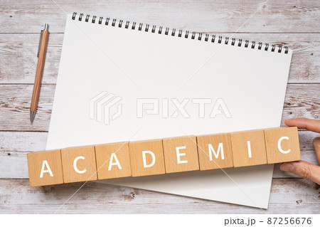 アカデミックのイメージ|「ACADEMIC」と書かれた積み木、ノート、ペン アカデミックのイメージ|「ACADEMIC」と書かれた積み木、ノート、ペン 87256676