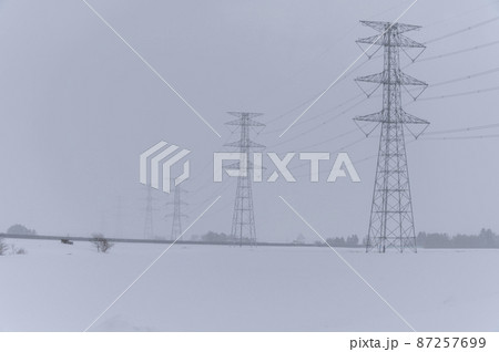 雪の中の鉄塔と送電線 87257699