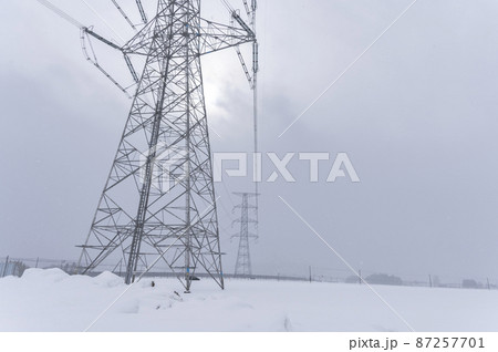 雪の中の鉄塔と送電線 雪の中の鉄塔と送電線 87257701