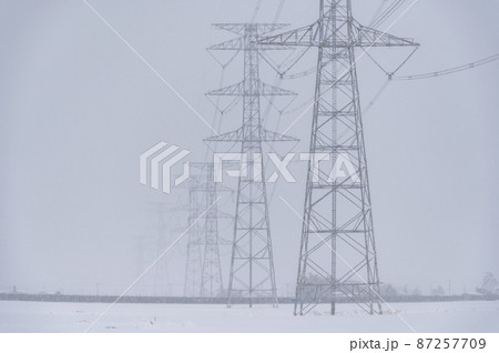 雪の中の鉄塔と送電線 雪の中の鉄塔と送電線 87257709