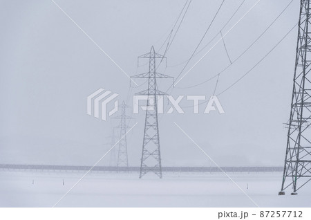 雪の中の鉄塔と送電線 87257712