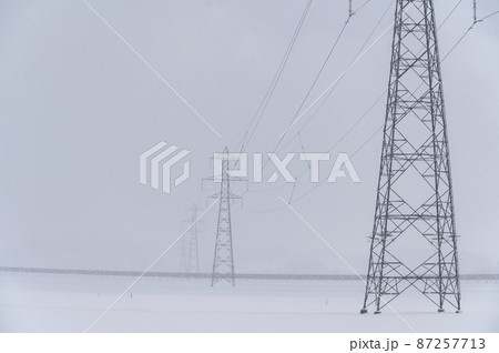 雪の中の鉄塔と送電線 87257713