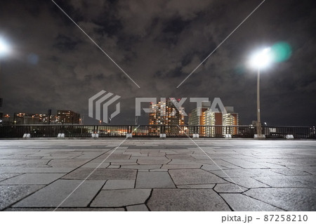 夜の公園と河川敷 87258210