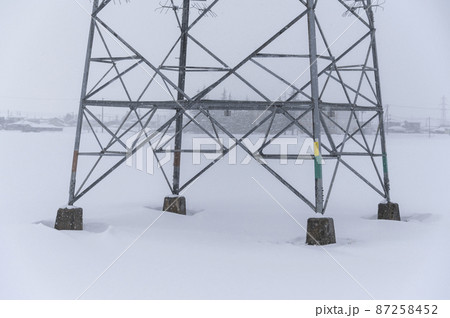雪の中の鉄塔 87258452