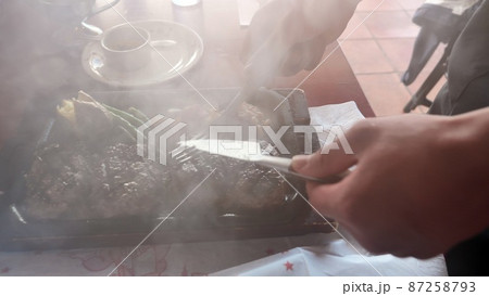 塊肉のハンバーグステーキ鉄板焼き 87258793