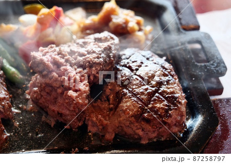 塊肉のハンバーグステーキ鉄板焼き 87258797