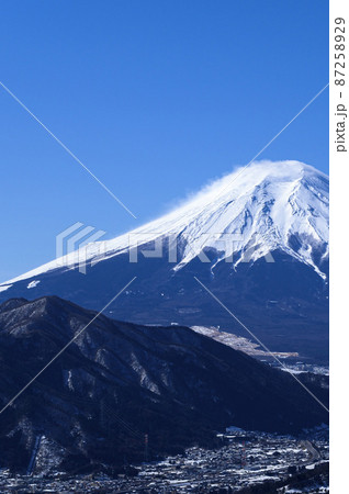 (山梨県)厳冬の高川山より望む雄大な富士山 (山梨県)厳冬の高川山より望む雄大な富士山 87258929