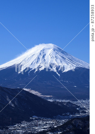 (山梨県)厳冬の高川山より望む雄大な富士山 (山梨県)厳冬の高川山より望む雄大な富士山 87258933