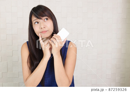 スマートフォンを持つ女性 スマートフォンを持つ女性 87259326