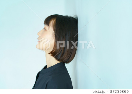 女性の横顔 87259369