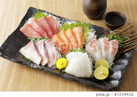 本鮪、サーモン、鰤など刺身の盛合せ 87259416