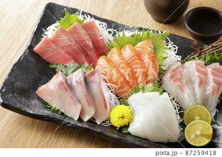 本鮪、サーモン、鰤など刺身の盛合せ 87259418