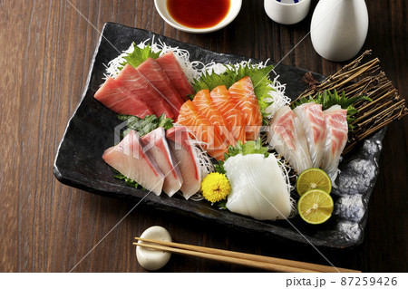 本鮪、サーモン、鰤など刺身の盛合せ 87259426