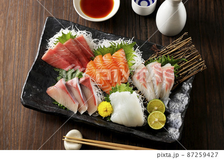 本鮪、サーモン、鰤など刺身の盛合せ 87259427