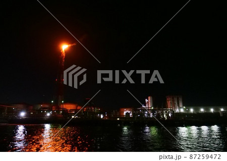 海から見る川崎の工場夜景 87259472