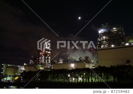 海から見る川崎の工場夜景 87259482