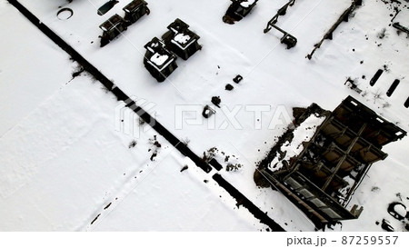 雪景色の工場廃墟をドローンで空撮 87259557