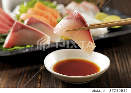 美味しそうな鰤の刺身と刺身盛合せ 87259615