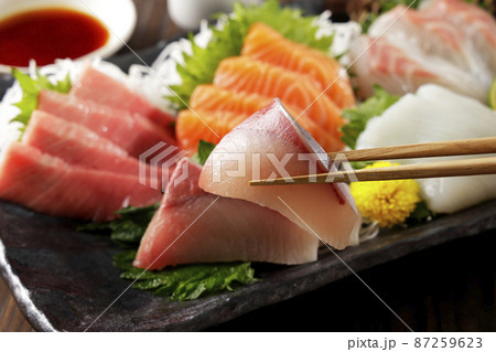 美味しそうな鰤の刺身と刺身盛合せ 美味しそうな鰤の刺身と刺身盛合せ 87259623
