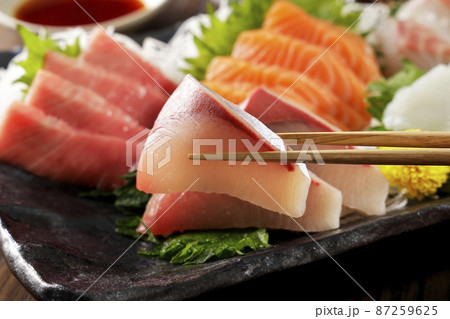美味しそうな鰤の刺身と刺身盛合せ 87259625
