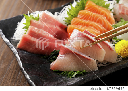 美味しそうな鰤の刺身と刺身盛合せ 87259632