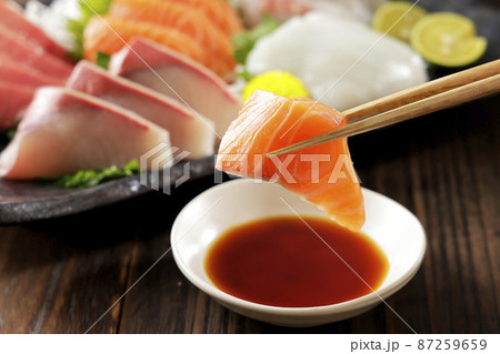美味しそうなサーモンと刺身の盛合せ 87259659