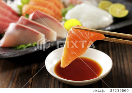 美味しそうなサーモンと刺身の盛合せ 87259660