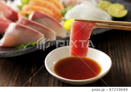 本マグロの中トロと刺身の盛合せ 87259689