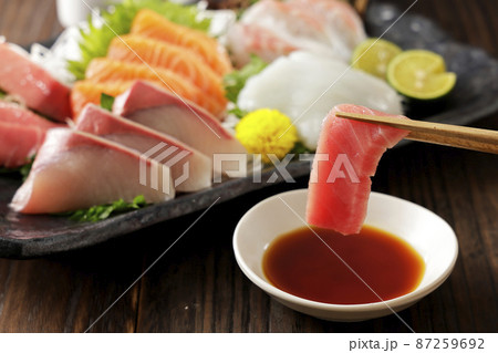 本マグロの中トロと刺身の盛合せ 87259692