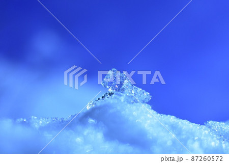 青空とキラキラ氷 87260572