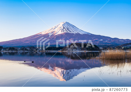 河口湖から眺める朝焼けの富士山 冬景 河口湖から眺める朝焼けの富士山 冬景 87260773
