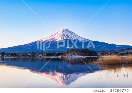 河口湖から眺める朝焼けの富士山　冬景 87260779