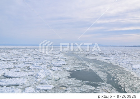 網走の流氷の海 北海道 網走の流氷の海 北海道 87260929