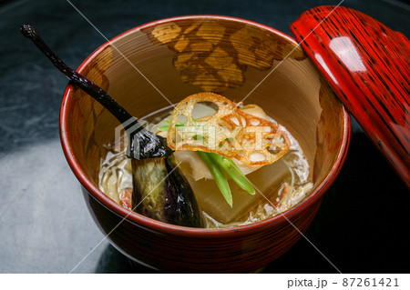 料亭の懐石料理の一品、お椀 87261421