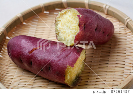 秋の味覚、さつま芋 87261437