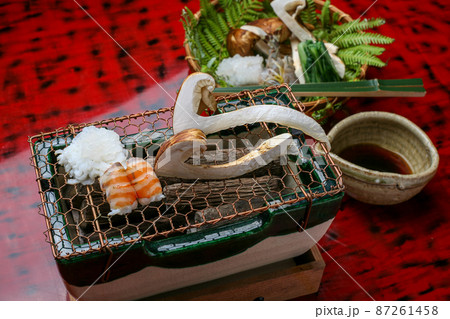 懐石料理の一品、松茸の炭火焼き 懐石料理の一品、松茸の炭火焼き 87261458