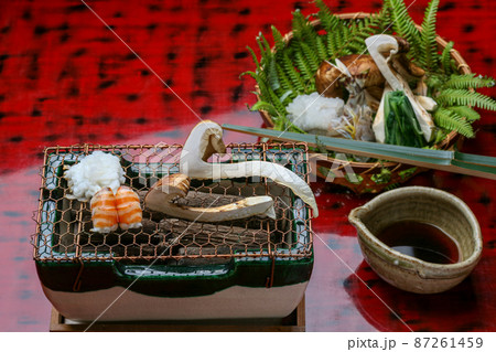 懐石料理の一品、松茸の炭火焼き 懐石料理の一品、松茸の炭火焼き 87261459