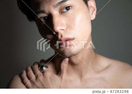 かっこいい男性のメンズビューティーポートレート 87263298